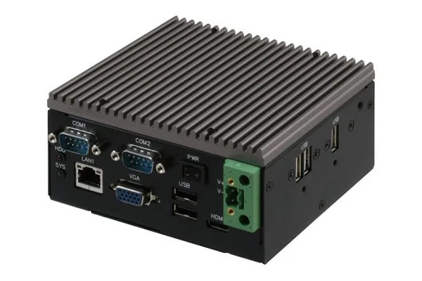 AAEON TKS-P20-CV01 vỏ nhôm tản nhiệt, mặt trước có hai cổng COM, cổng LAN, VGA, HDMI, USB và đầu nguồn terminal block xanh