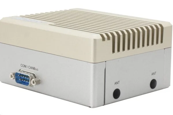 Mặt sau máy tính AI AAEON BOXER-8621AI với cổng DB-9 ghi COM/CANBus và hai lỗ gắn ăng-ten